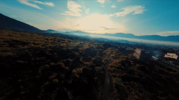 Luftaufnahme Einer Zerklüfteten Landschaft Mit Bergen Unter Klarem Himmel Morgengrauen — Stockvideo