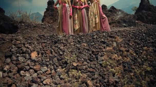 Three Women Traditional Dresses Standing Rocky Terrain Mountains Background Portraying — Stock Video