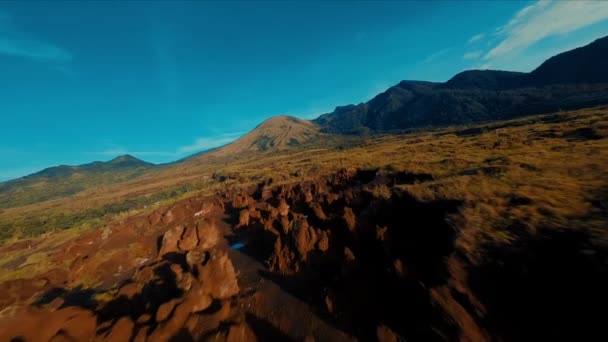Malowniczy Widok Słoneczne Zbocze Góry Suchą Trawą Rzadką Roślinnością Pod — Wideo stockowe