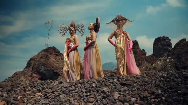 Trzy Kobiety Tradycyjnym Azjatyckim Stroju Elegancko Pozują Przeciwko Skalistemu Krajobrazowi — Wideo stockowe