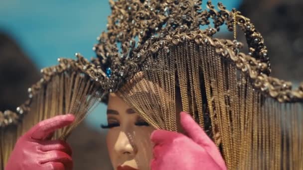 Mulher Com Elaborado Headpiece Maquiagem Olhando Para Longe Pensativo Durante — Vídeo de Stock