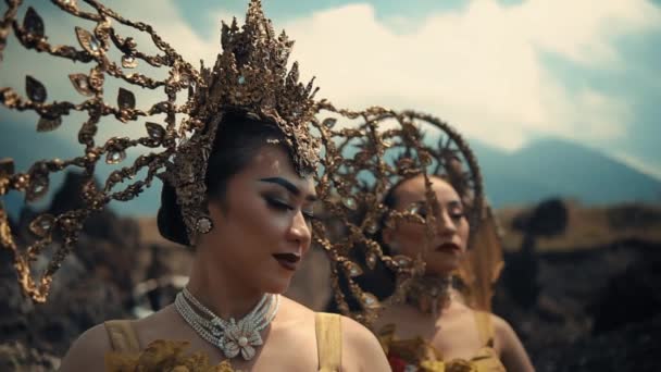 在一个有山地背景的文化节上 穿着华丽服装 头戴金色头饰的优雅女性 — 图库视频影像