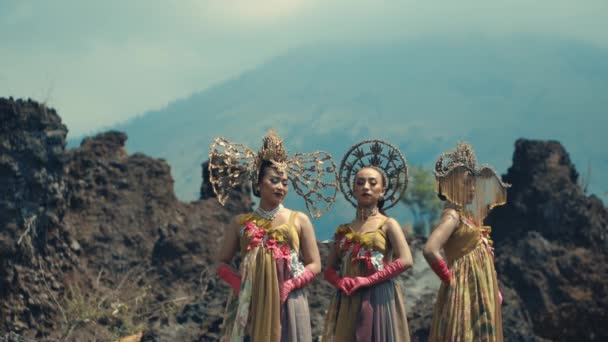 日光の間に山岳地帯でポーズする伝統的な衣装の2人の女性 — ストック動画