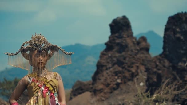 Gün Işığında Dağlık Zemini Olan Süslü Kostümlü Bir Kadın — Stok video