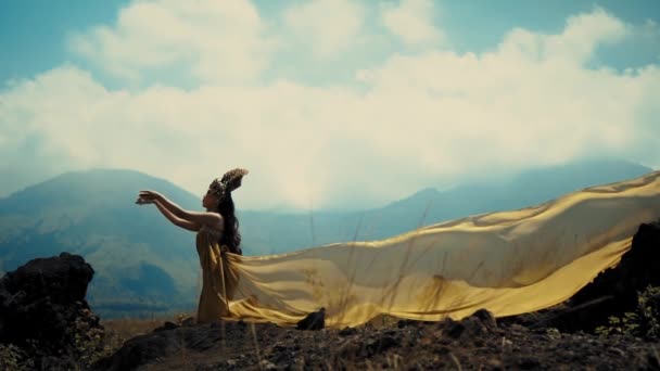 Γυναίκα Ρέον Φόρεμα Καθαρό Ύφασμα Ένα Ορεινό Σκηνικό Κατά Διάρκεια — Αρχείο Βίντεο