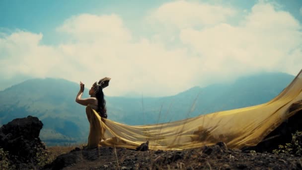 Δύο Γυναίκες Ρέοντα Φορέματα Στέκονται Ένα Ορεινό Τοπίο Ένα Μακρύ — Αρχείο Βίντεο