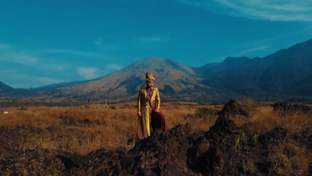 Geleneksel Elbiseli Kadın Gün Batımında Bir Dağın Önünde Duruyor — Stok video