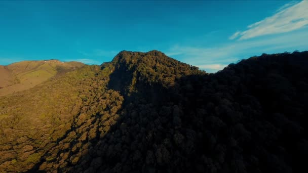 Vista Aérea Del Escarpado Terreno Montañoso Bajo Cielo Azul Claro — Vídeos de Stock