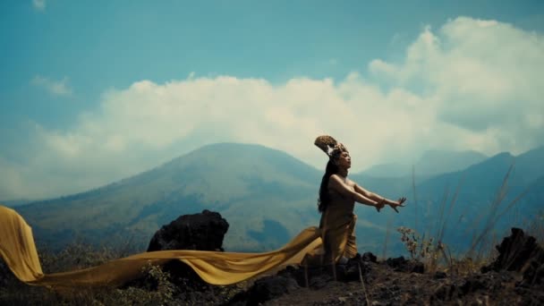 Mulher Vestido Fluindo Montanha Com Braços Levantados Paisagem Cênica Fundo — Vídeo de Stock