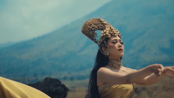 Elegancka Kobieta Tradycyjnym Nakryciu Głowy Pozująca Górzystym Tle Ciągu Dnia — Wideo stockowe
