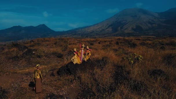 Traditionele Dansers Levendige Kostuums Treden Schemering Met Een Majestueuze Berg — Stockvideo
