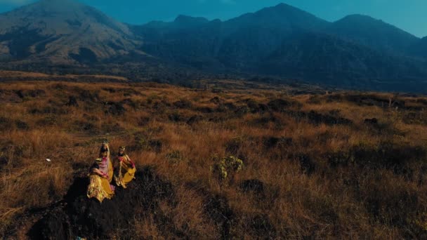 Вид Воздуха Туристов Идущих Огромному Лугу Осеннего Цвета Величественными Горами — стоковое видео