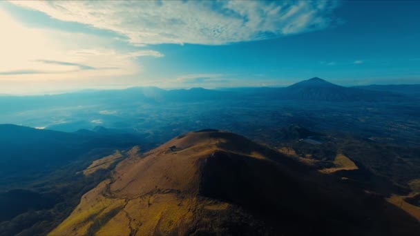 Letecký Pohled Hornatou Krajinu Výrazným Vrcholem Pod Modrou Oblohou Řídkými — Stock video