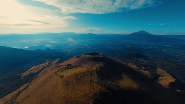 Luchtfoto Van Een Bergachtig Landschap Bij Zonsopgang Met Mist Zacht — Stockvideo