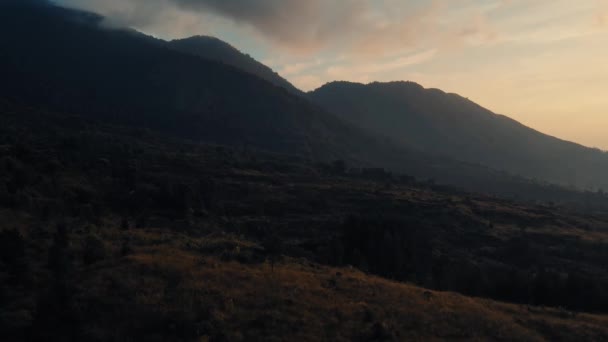 Majestueuze Berglandschap Schemering Met Zacht Licht Schaduwen Het Overbrengen Van — Stockvideo