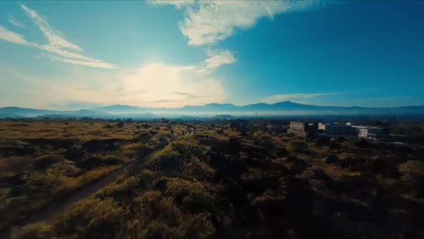 Szenische Luftaufnahme Eines Saftig Grünen Tals Mit Rustikalen Gebäuden Und — Stockvideo