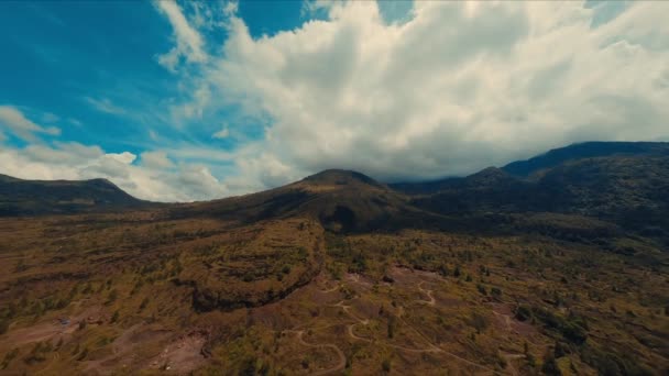 Luchtfoto Van Een Weelderig Berglandschap Onder Een Dynamische Bewolkte Hemel — Stockvideo