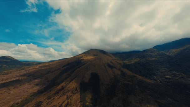 Widok Powietrza Majestatycznej Góry Pod Dramatycznym Niebem Zamiatającymi Chmurami Świetle — Wideo stockowe