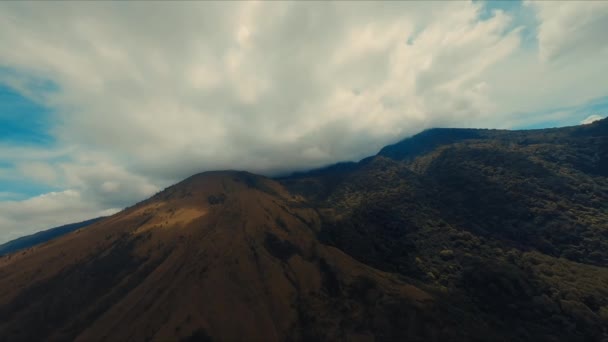 Paisaje Nuboso Dramático Sobre Sereno Paisaje Montaña Que Representa Belleza — Vídeo de stock