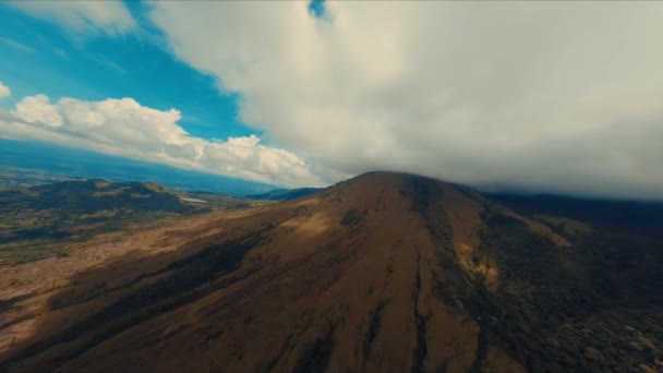 日中は雲があふれる劇的な空の下に広大な山の風景を眺める — ストック動画