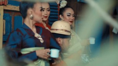 Geleneksel Asya çay seremonisi. Etnik giyimli kadınlarla gündüz vakti.