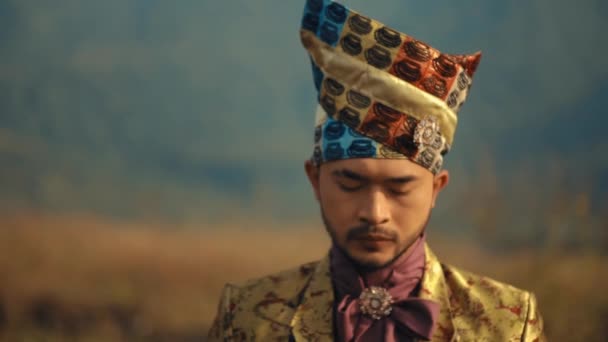 Portrait Man Traditional Royal Attire Patterned Turban Symbolizing Cultural Heritage — Stock Video