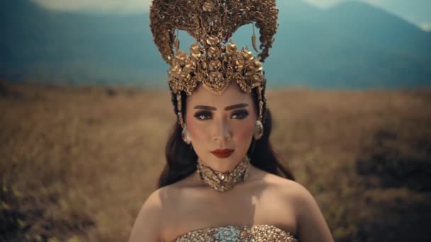 Altın Kostümlü Kadın Gün Işığında Dağlık Bir Arazide Süslü Başlıklı — Stok video