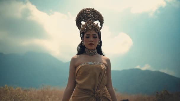 Woman Ornate Headdress Posing Mountainous Backdrop Daylight — Stock Video