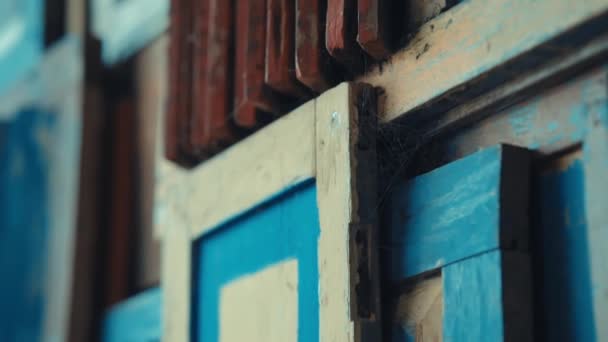 Крупный План Выветриваемой Деревянной Оконной Рамы Отшелушивающей Синей Краской Демонстрирующей — стоковое видео