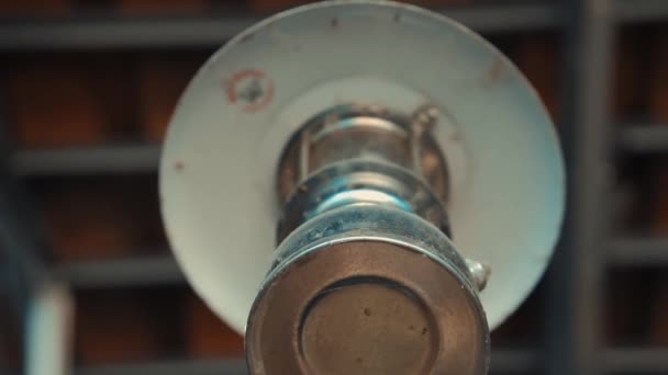 Paslı Metal Bir Boruya Yakın Plan Gün Işığında Bulanık Bir — Stok video