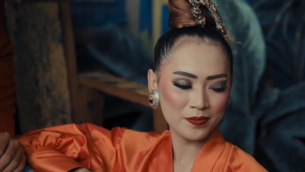 Elegantní Žena Tradičním Účesem Make Upem Oblečená Oranžovém Pózující Klidným — Stock video