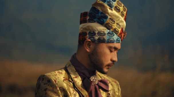Портрет Человека Традиционной Этнической Одежде Декоративным Тюрбаном Позирующего Спокойным Выражением — стоковое видео