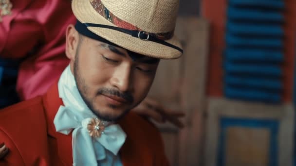 Elegante Hombre Traje Rojo Sombrero Paja Con Pajarita Luciendo Atento — Vídeos de Stock