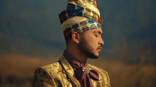 Portret Mężczyzny Tradycyjnym Stroju Etnicznym Ozdobnym Turbanem Pozujący Poważnym Wyrazem — Wideo stockowe