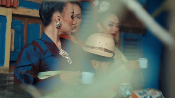 Cerimônia Tradicional Chá Asiático Com Mulheres Trajes Étnicos Durante Dia — Vídeo de Stock