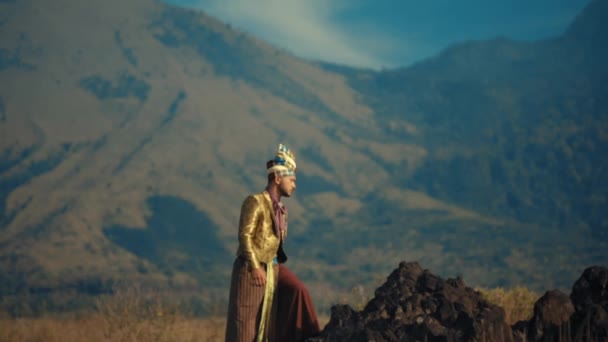Geleneksel Kıyafetli Bir Adam Gün Işığında Dağ Zemininde Ayakta Duruyor — Stok video