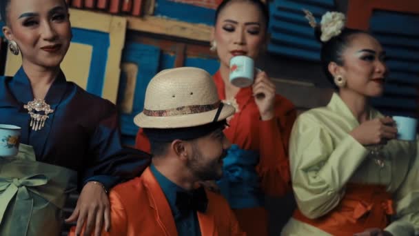 Fiesta Temática Vintage Con Gente Trajes Retro Disfrutando Bebidas Socializando — Vídeo de stock