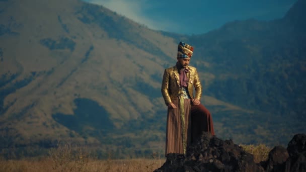 Traditionele Koninklijke Kleding Persoon Poseren Met Majestueuze Berg Achtergrond Bij — Stockvideo