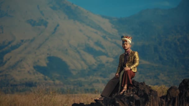 Geleneksel Asya Kıyafetleri Gün Işığında Arka Planda Dağlar Olan Kayalık — Stok video