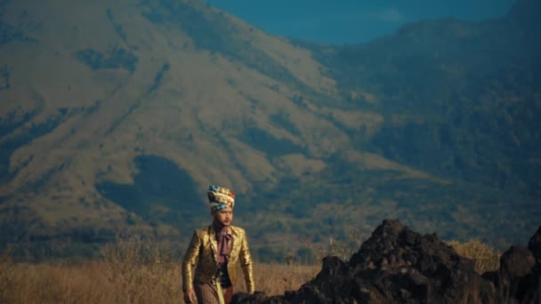 Dağın Arka Planına Karşı Geleneksel Kıyafet Gündüz Vakti Kültürel Miras — Stok video