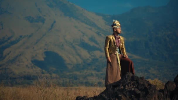 Άνθρωπος Την Παραδοσιακή Ενδυμασία Στέκεται Στο Βουνό Κατά Διάρκεια Της — Αρχείο Βίντεο
