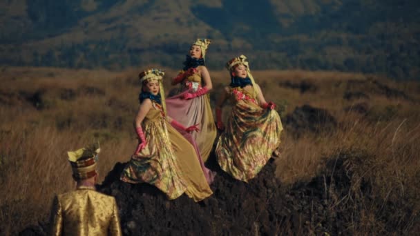 黄昏时穿着华丽服装在自然景观中表演的传统舞蹈演员 — 图库视频影像