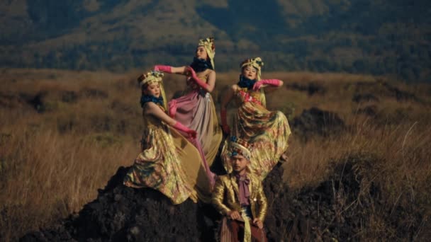 Geleneksel Dansçılar Süslü Kostümlü Açık Havada Arka Planda Dağlarla Gösteri — Stok video