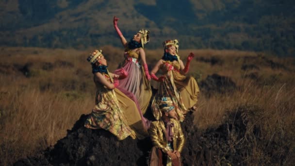 Trzy Kobiety Tradycyjnym Stroju Tańczą Naturalnym Krajobrazie Zmierzchu — Wideo stockowe