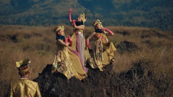 Tradycyjne Tancerki Kolorowych Kostiumach Występujące Naturalnym Krajobrazie Zmierzchu — Wideo stockowe