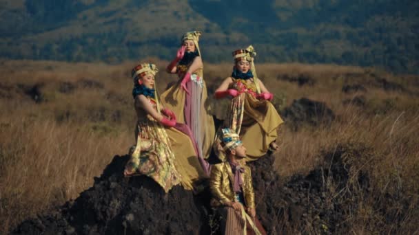 Tradycyjne Tancerki Żywych Kostiumach Występujące Naturalnym Krajobrazie Zmierzchu — Wideo stockowe