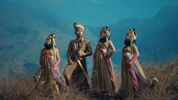 Gün Işığında Dağlık Bir Zemine Poz Veren Geleneksel Kıyafetli Dört — Stok video
