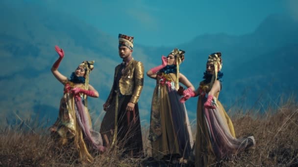 Dançarinos Tradicionais Trajes Ornamentados Contra Cenário Montanhoso Durante Dia — Vídeo de Stock
