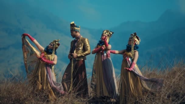 Tradisional Penari Dalam Kostum Hiasan Tampil Melawan Berkabut Pegunungan Latar — Stok Video