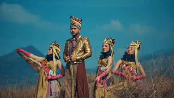 Geleneksel Dansçılar Süslü Kostümler Içinde Arka Planda Dağlar Olan Doğal — Stok video